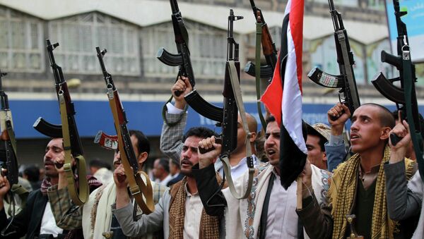 Shiite rebels, known as Houthis, hold up their weapons to protest against Saudi-led airstrikes, during a rally in Sanaa, Yemen, Thursday, March 26, 2015 - Sputnik Mundo