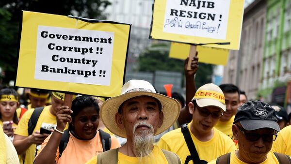 Manifestantes salieron a las calles de Kuala Lumpur para exigir la dimisión del primer ministro de Malasia Najib Razak - Sputnik Mundo