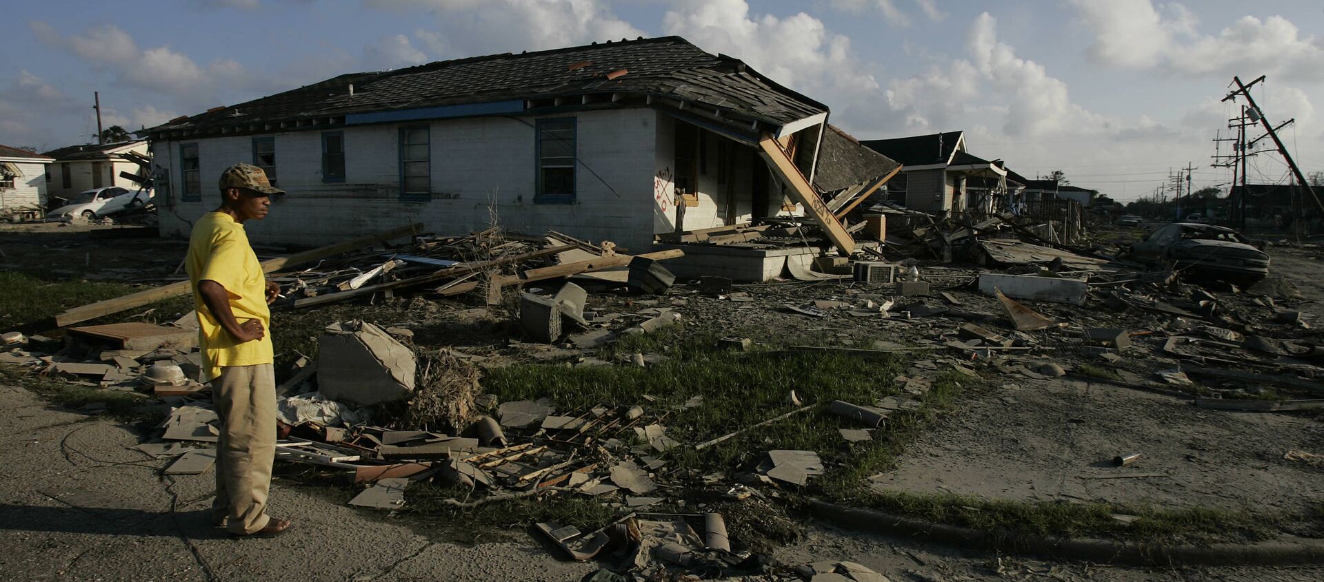 Un hombre afroamericano examina su casa destruida en un barrio de Nueva Orleans - Sputnik Mundo, 1920, 29.08.2015