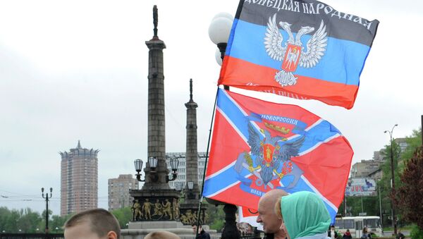 Banderas de la RPD y Novorrusia en Donetsk - Sputnik Mundo