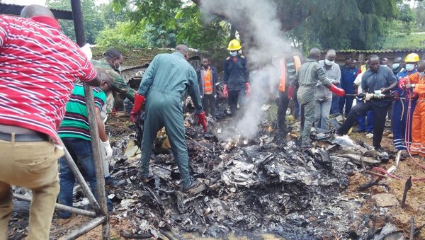 Siete muertos al estrellarse un avión militar en Nigeria - Sputnik Mundo