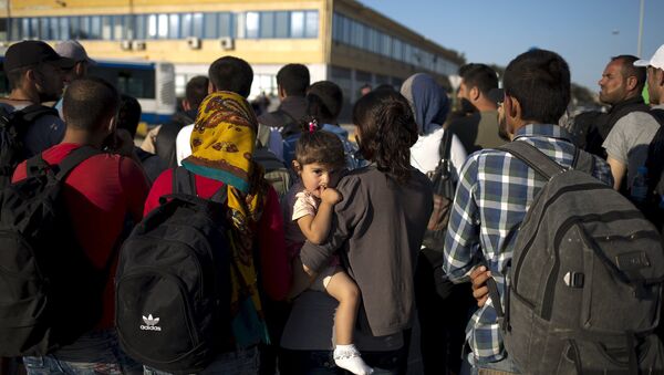 Refugiados llegaron al puerto cerca de Atenas en Grecia - Sputnik Mundo
