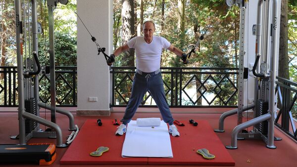 Putin y Medvédev realizan un entrenamiento conjunto en Sochi y preparan carne a la barbacoa - Sputnik Mundo