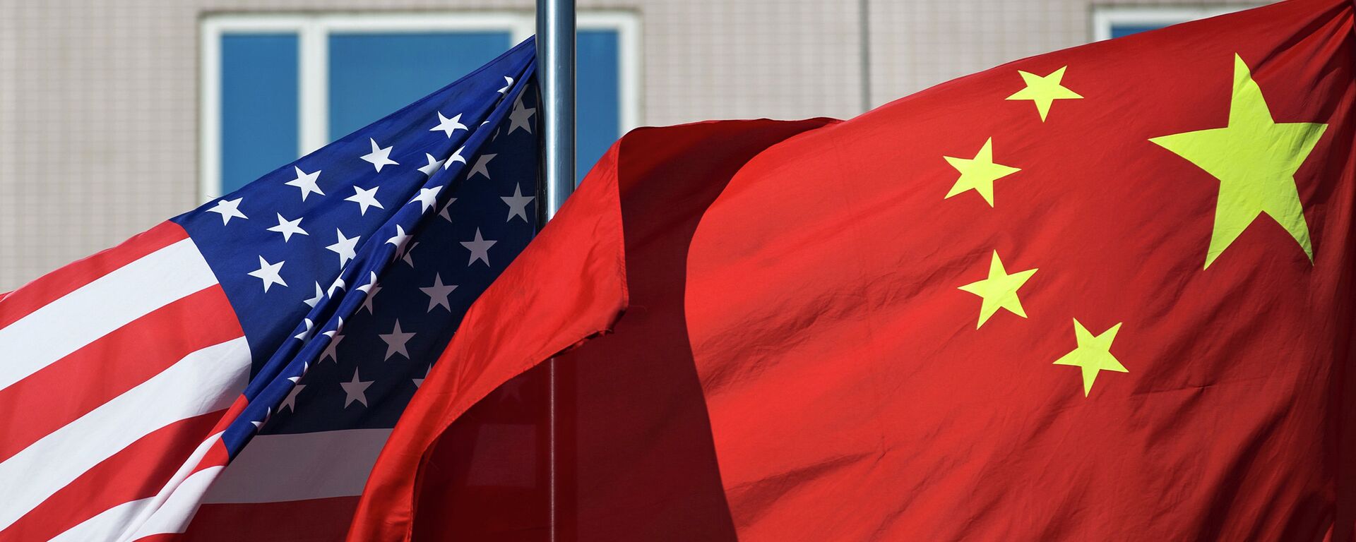 U.S. flag and China's flag flutter in winds at a hotel in Beijing Wednesday, Sept. 5, 2012 - Sputnik Mundo, 1920, 10.11.2021