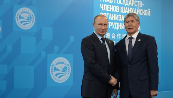 Presidente de Rusia, Vladímir Putin y presidente de Kirguistán, Almazbek Atambayev  (Archivo) - Sputnik Mundo