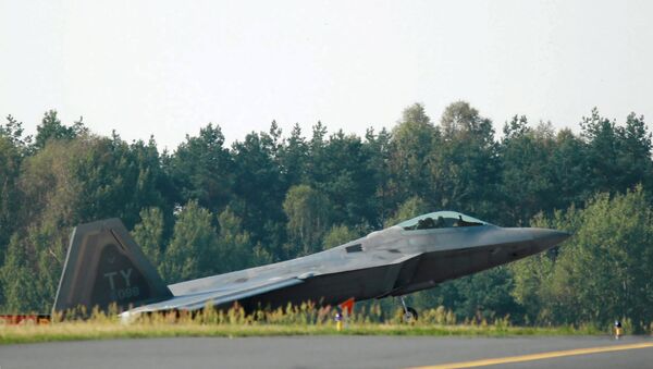 A U.S. F-22 fighter jet is pictured at a Polish Air Forces air base in Lask near Lodz, central Poland August 31, 2015 - Sputnik Mundo