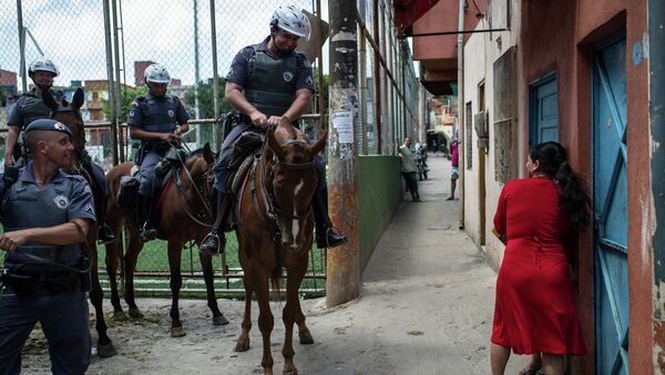 Una mujer habla con la policía en Sao Paolo, Brasil - Sputnik Mundo