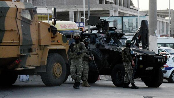 Soldados turcos después de los enfrentamientos en Diyarbakir - Sputnik Mundo