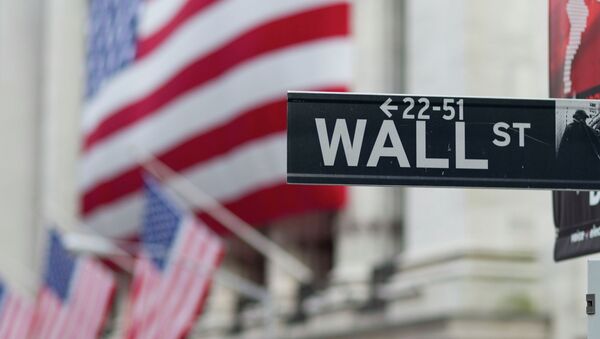Una señal de Wall Street con unas banderas de EEUU de fondo - Sputnik Mundo