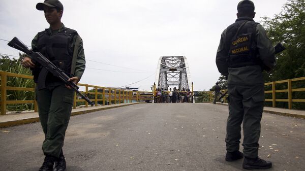 Venezuela's National Guards stand guard at the closed international bridge La Union, on the border with Colombia - Sputnik Mundo