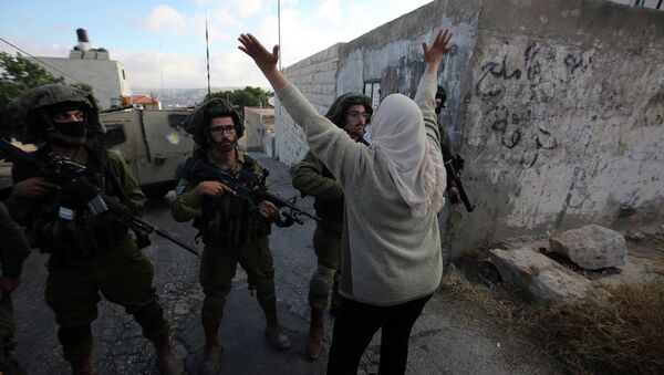 Una mujer palestina grita a los soldados israelíes  en Kafr Malik, noreste de Ramallah - Sputnik Mundo