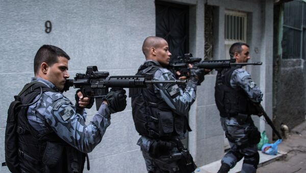 PM militarized police commandos patrol the Praia da Ramos and Roquette Pinto communities, part of the Mare Complex shantytown in Rio de Janeiro, Brazil, on April 1, 2015. - Sputnik Mundo