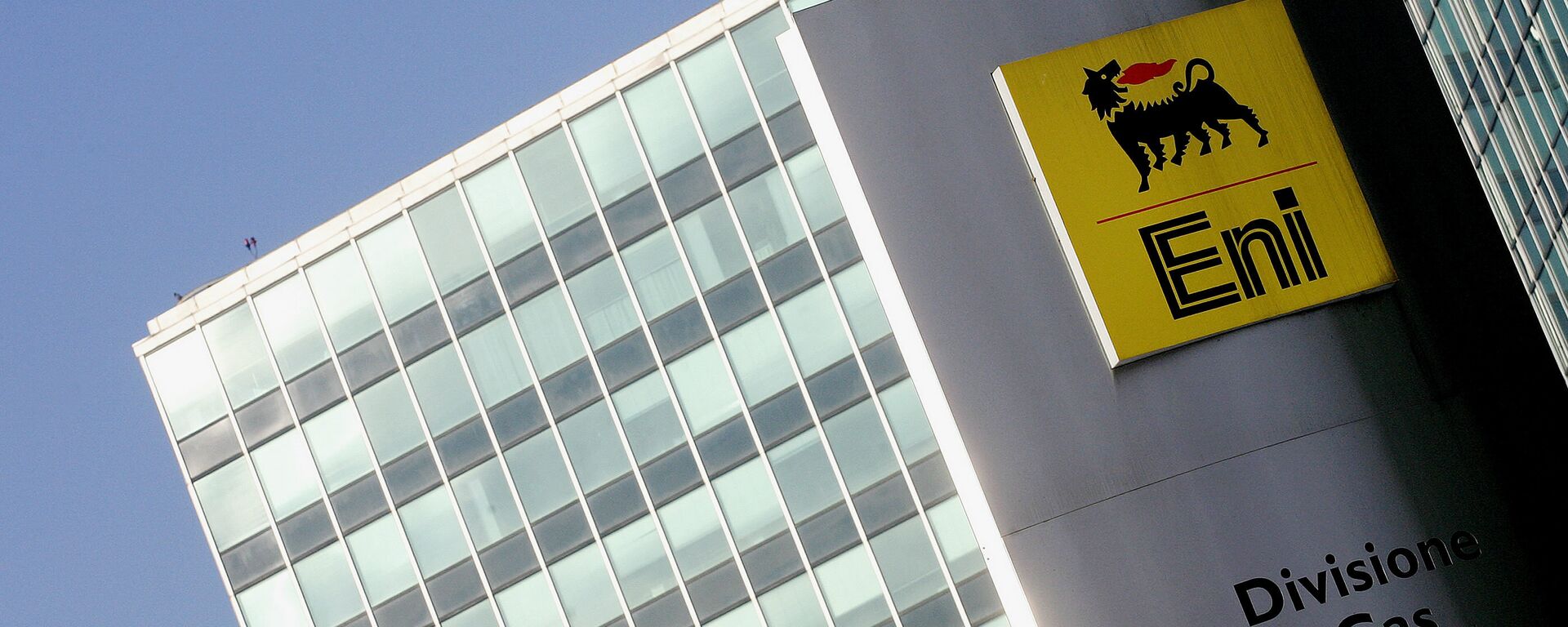 An external view of a headquarter of the Italian oil-and-gas group ENI in Milan 03 January 2005.  - Sputnik Mundo, 1920, 02.11.2022