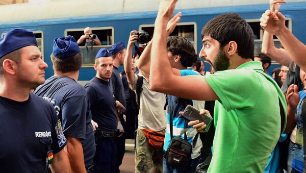 Inmigrantes ilegales en Hungría - Sputnik Mundo
