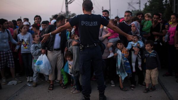 Policía griego ordena a los refugiados sirios mientras ellos preparan para cruzar la frontera con Macedinia - Sputnik Mundo