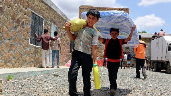 Niños yemeníes llevan la ayuda humanitaria (archivo) - Sputnik Mundo