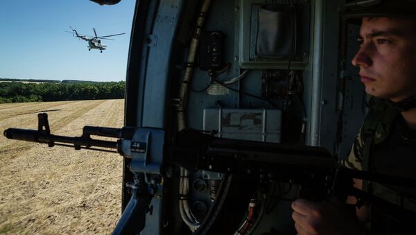 Soldado ucraniano en un helicóptero cerca de Slaviansk - Sputnik Mundo