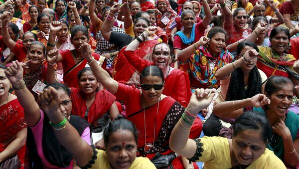 Mujeres indias participan en una protesta - Sputnik Mundo