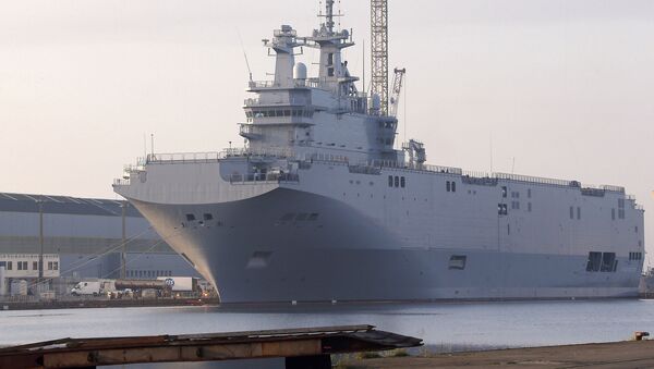 The Vladivostok warship, the first of two Mistral-class helicopter carriers ordered by Russia, docks on the port of Saint-Nazaire, western France - Sputnik Mundo