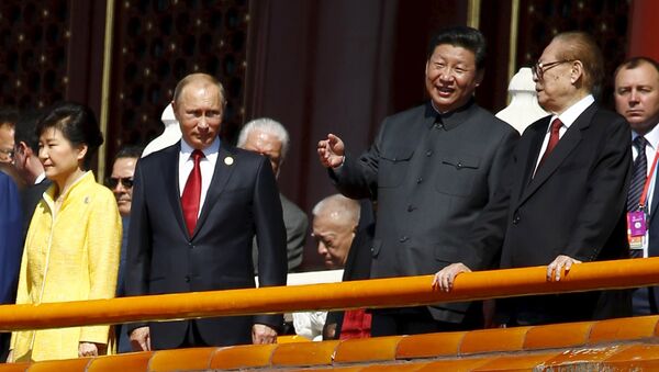 El presidente de Rusia, Vladímir Putin, el presidente de China, Xi Jinping, y ex presidente chino, Jiang Zemin, durante el Desfile militar en Pekín - Sputnik Mundo