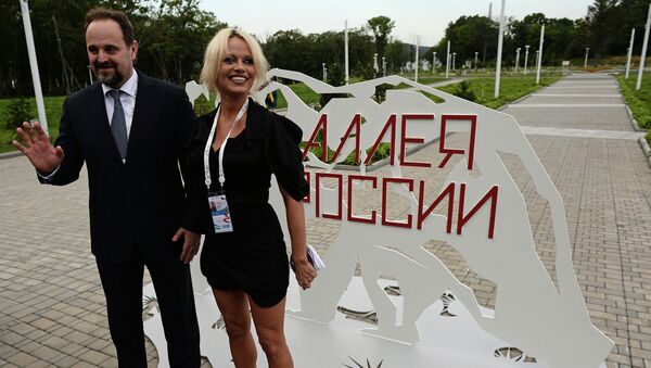 Serguéi Donskoi, ministro de Recursos Naturales y Ecología de Rusia y Pamela Anderson - Sputnik Mundo