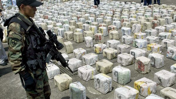 Un soldado colombiano incauta cocaína (archivo) - Sputnik Mundo