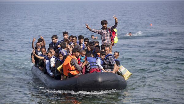 Syrian and Afghan refugees on a dinghy wave as they approach the Greek island of Lesbos September 3, 2015. - Sputnik Mundo