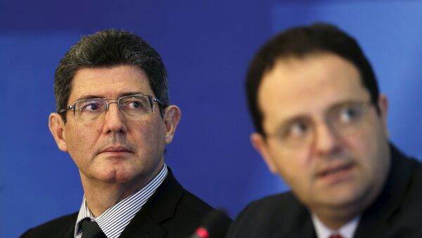 Joaquim Levy, ministro de Economía y Hacienda de Brasil, y Nelson Barbosa, ministro de Planificación de Brasil durante una rueda de prensa, el 31 de agosto, 2015 - Sputnik Mundo