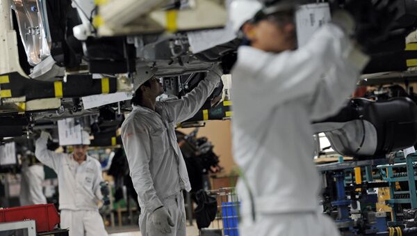 To go with Thailand-economy-auto,FOCUS by William Davis This picture taken on June 18, 2013 shows employees working on a car assembly line at a Honda plant in Ayuthaya, north of Bangkok. - Sputnik Mundo