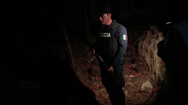 Agente de policía mexicana en el lugar de crimen (Archivo) - Sputnik Mundo