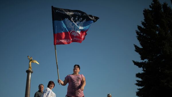 La mujer con la bandera de la autoproclamada República Popular de Donetsk - Sputnik Mundo