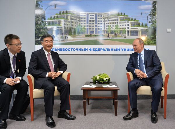 Vladímir Putin en el Foro Económico Oriental - Sputnik Mundo