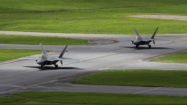 In this Aug. 14, 2012 photo, two U.S. Air Force F-22 Raptor stealth fighters taxi before take-off at Kadena Air Base on the southern island of Okinawa in Japan - Sputnik Mundo