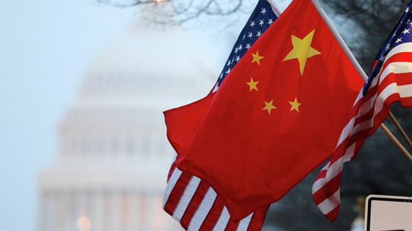 Las banderas de China y EEUU cerca del Capitolio en Washington - Sputnik Mundo