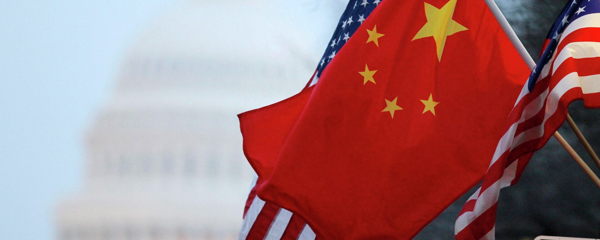 The People's Republic of China flag and the U.S. Stars and Stripes fly along Pennsylvania Avenue near the U.S. Capitol in Washington - Sputnik Mundo, 1920, 19.03.2021