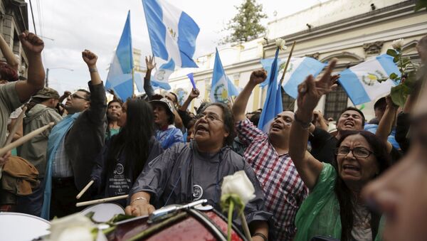 Manifestación frente al Congreso de Guatemala, el 1 de septiembre, 2015 - Sputnik Mundo