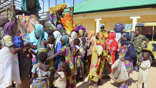 Niños rescatados por soldados nigerianos de los extremistas de Boko Haram - Sputnik Mundo