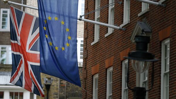 Banderas de Reino Unido y UE - Sputnik Mundo