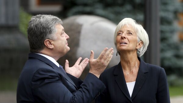 Ukrainian President Petro Poroshenko welcomes International Monetary Fund (IMF) Managing Director Christine Lagarde ahead of their meeting in Kiev, Ukraine, September 6, 2015 - Sputnik Mundo