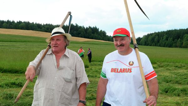 Lukashenko y Depardieu van a la siega - Sputnik Mundo
