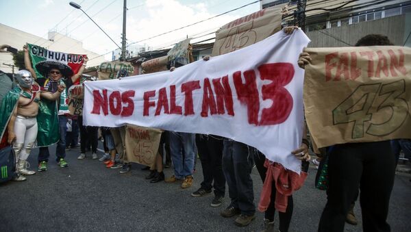 Manifestantes protestan exigiendo la justicia en el caso de 43 estudiantes desaparecidos - Sputnik Mundo