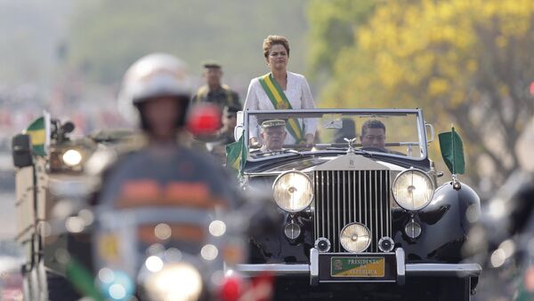 Presidenta Dilma Rousseff durante el desfile militar en Brasilia - Sputnik Mundo