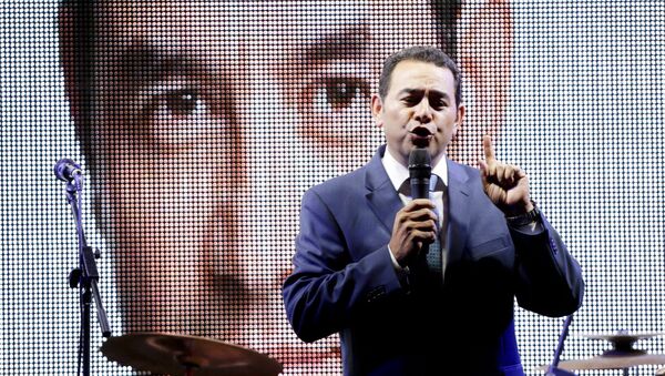 Guatemalan presidential candidate for National Convergence Front, Jimmy Morales, addresses supporters outside his campaign headquarters in Guatemala City - Sputnik Mundo