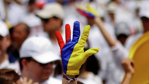 Un guante pintado de colores de la bandera de Colombia - Sputnik Mundo