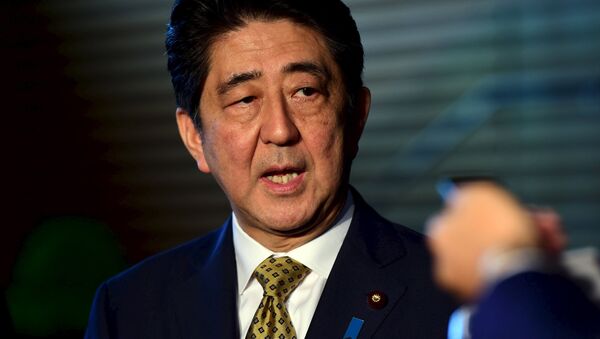 El primer ministro de Japon Shinzo Abe habla con los reporteros en su residencia en Tokio en Septiembre del 2015 - Sputnik Mundo