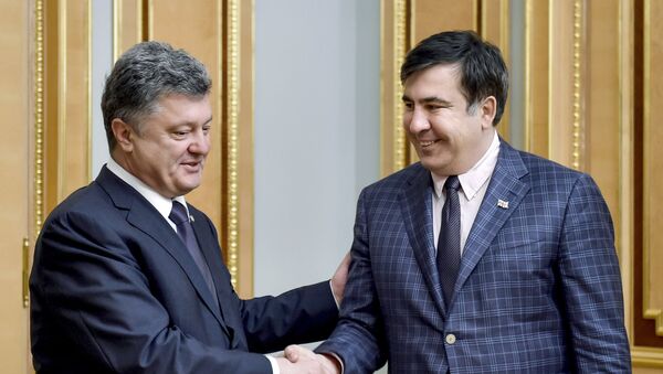 El líder del Movimiento de Nuevas Fuerzas, Mijaíl Saakashvili, y el presidente Ucraniano Petró Poroshenko (archivo) - Sputnik Mundo