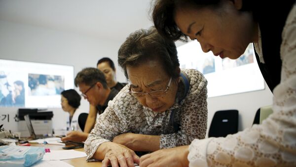 Una mujer surcoreana prepara los documentos para la reunión de familiares que viven en Corea del Norte - Sputnik Mundo