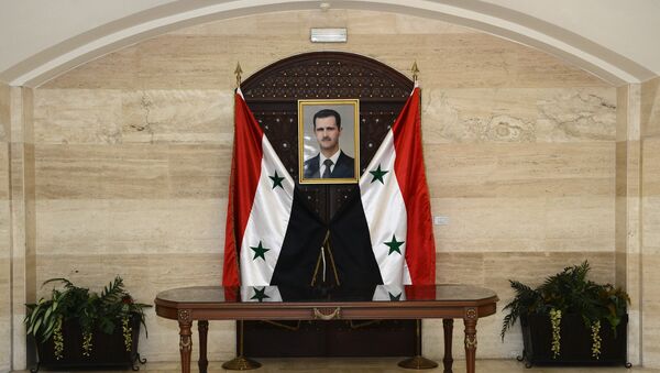 Un retrato del presidente sirio, Bashar Asad, y las banderas del país árabe - Sputnik Mundo