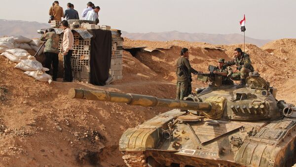 Soldados sirios cerca el tanque de producción rusa - Sputnik Mundo