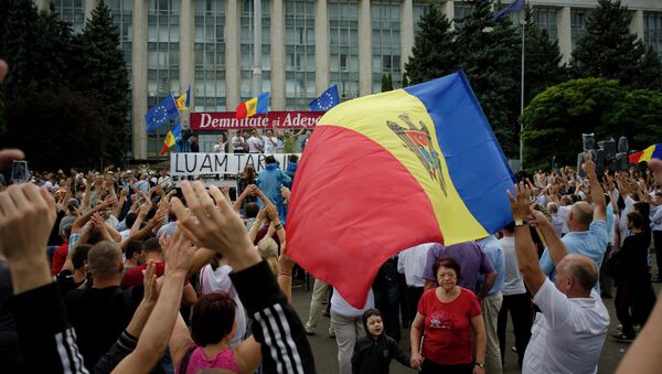 La gente con las banderas de Moldavia durante una manifestación (Archivo) - Sputnik Mundo